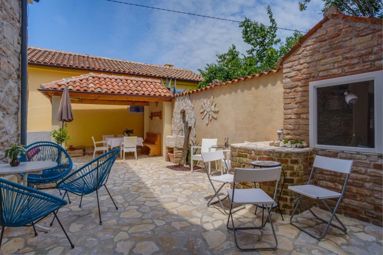 וולי לוסיניי Mediterranes Ferienhaus M. Terrasse מראה חיצוני תמונה